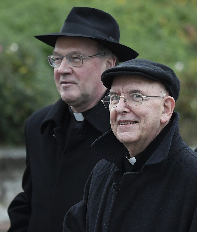Der Bischof von Gurk, Alois Schwarz und der St. Pöltner Bischof Klaus Küng (r.), bei der Herbstvollversammlung der Österreichischen Bischofskonferenz 2016 in Eisenstadt. <span class="copyright">apa</span>