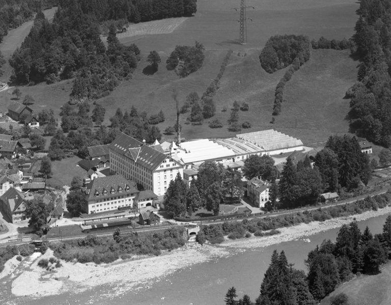Die „Obere Fabrik“ ist eine markante Anlage, die das Ortsbild von Kennelbach bis heute prägt.