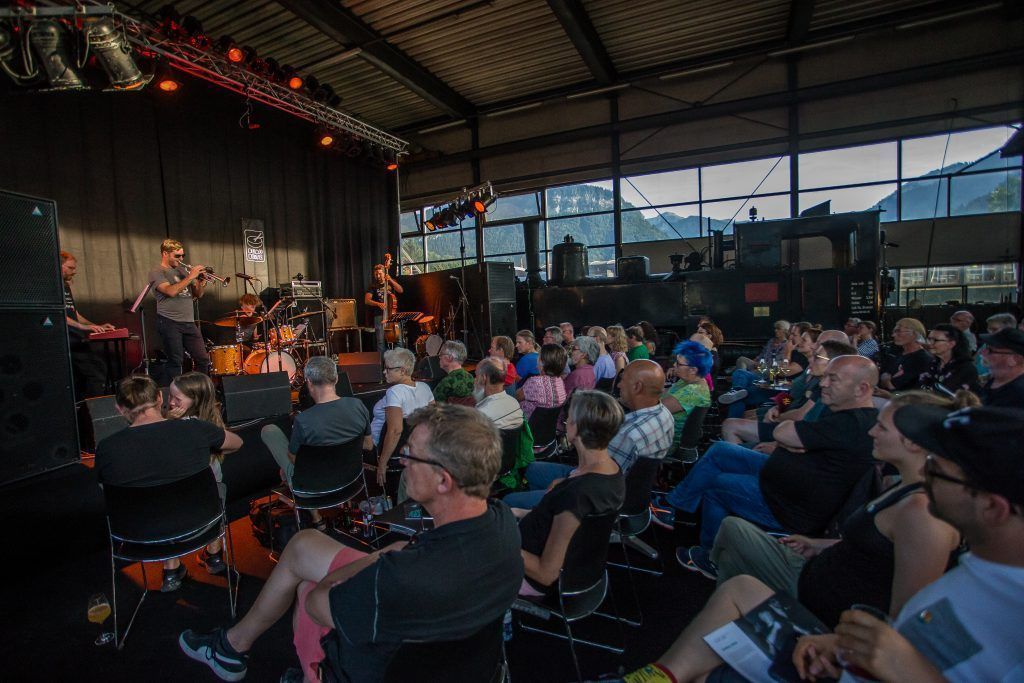 Jazzmusiker treffen auf Lokomotiven