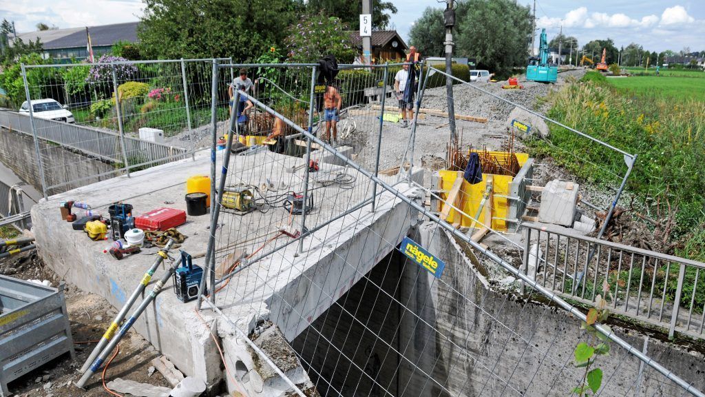 Kilometerlange Bahnbaustelle bei Hard bis September