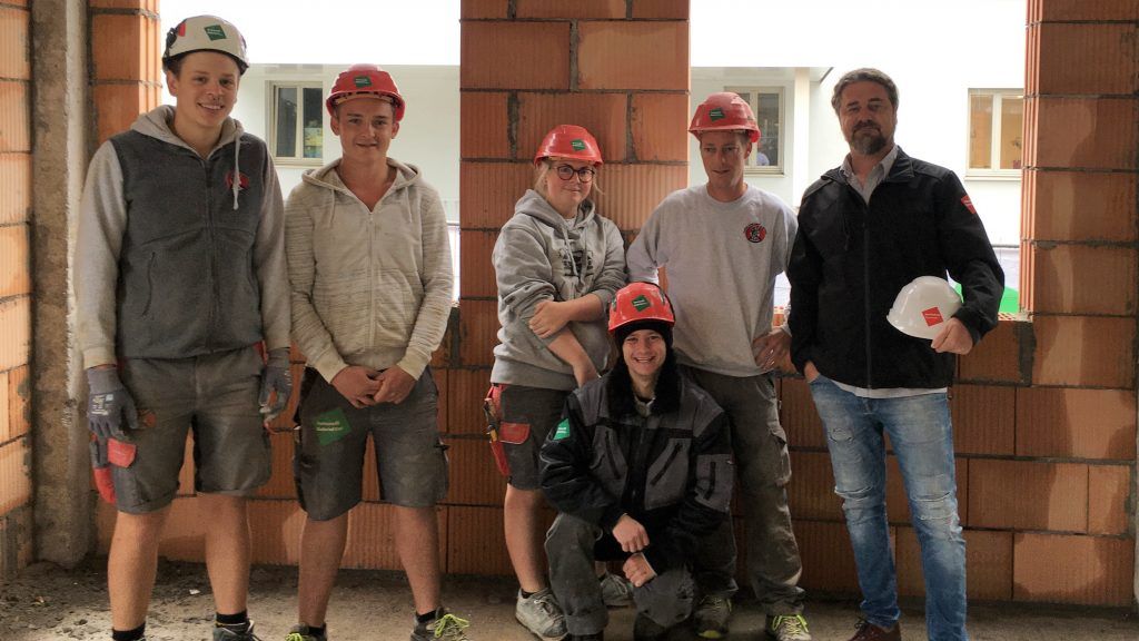 Lehrlinge bauen in Nenzing an neuem Bürogebäude
