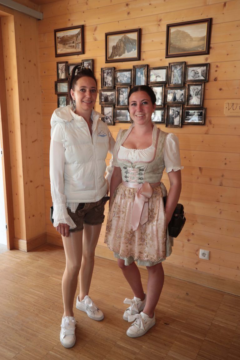 Wirtin Mariette Schedler und Els van Loon.