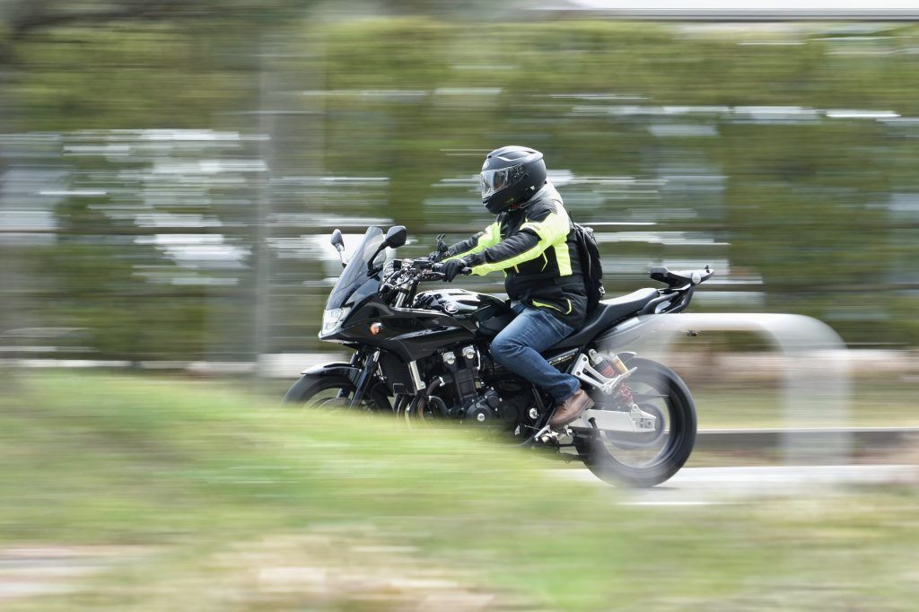 Wespe fliegt in Helm hinein: Biker stürzt auf Silvretta-Hochalpenstraße schwer