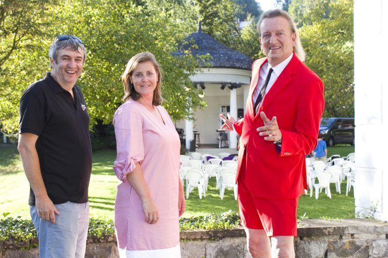 Organisatorenduo Bürgermeister Michael Tinkhauser und Verena Burtscher mit Künstler Markus Linder. Franc