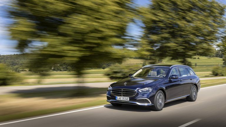 Aktualisierte Mercedes-Benz E-Baureihe: Neu gestaltete Scheinwerfer – serienmäßig in Voll-LED-Technik – sind eines der Merkmale für alle Modellvarianten.