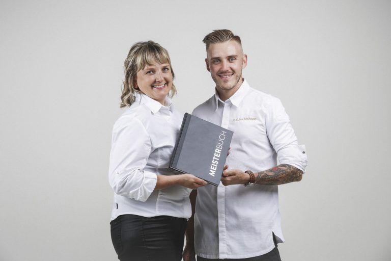 Anette Röschitz und Jens Schönegge haben die anspruchsvolle Ausbildung zum Küchenmeister, die deutlich aufgewertet wurde, mit Erfolg abgeschlossen. FA