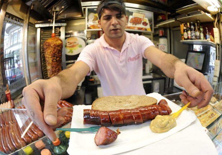 Auch Imbissstand-Besitzer werden wegen Corona entlastet. APA