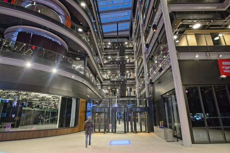 Das BBC-Gebäude beeindruckt mit einer Eingangshalle, die sogleich den Blick auf fünf Stockwerke freigibt. zumtobel