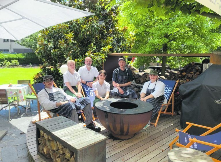 Das Rössle-Team mit Küchen- und Service-Lehrlingen samt Küchenchef pflegen ein gutes Miteinander.Rössle