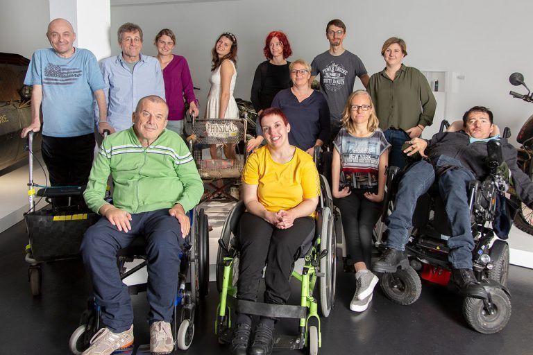 Das Team der Persönlichen Assistenz freut sich über einen Besuch seines Messestandes. cth