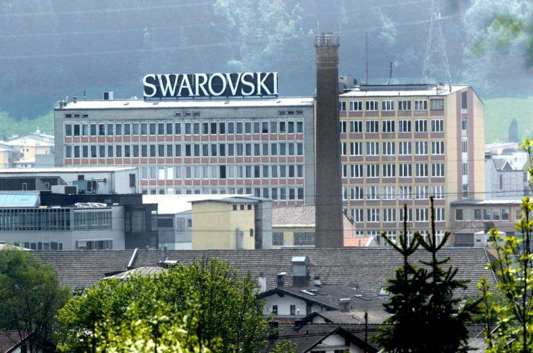 Dem Kristallkonzern Swarovski stehen in Zukunft schmerzhafte Einschnitte bevor.apa