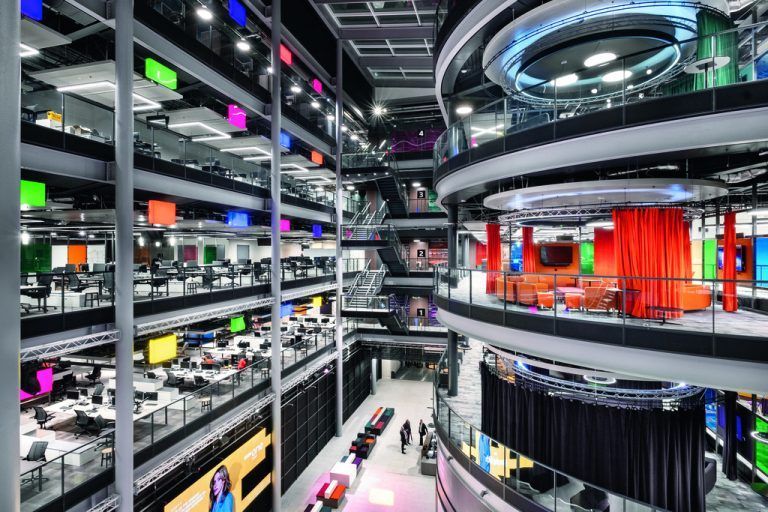 Der Hauptsitz von BBC Wales ist eine digitale Sendezentrale und beschäftigt vor allem in Radio- und Fernsehstudios mehr als 1000 Mitarbeiter. zumtobel