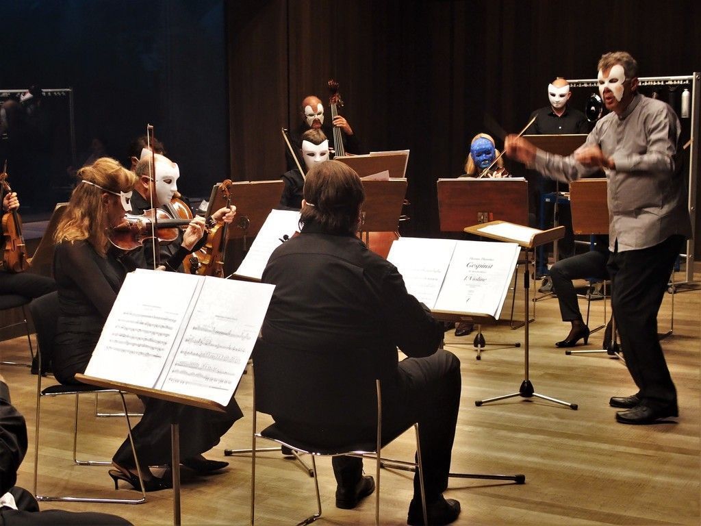 Mit echten Masken für die Musiker