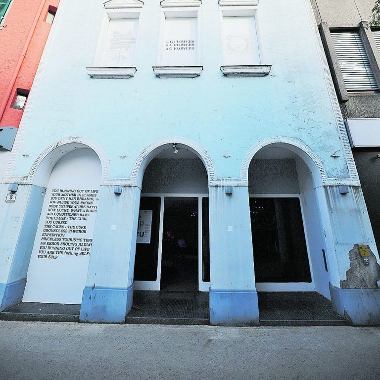 Die Fassade wird von einem Gedicht von Tabea Briggs verziert.