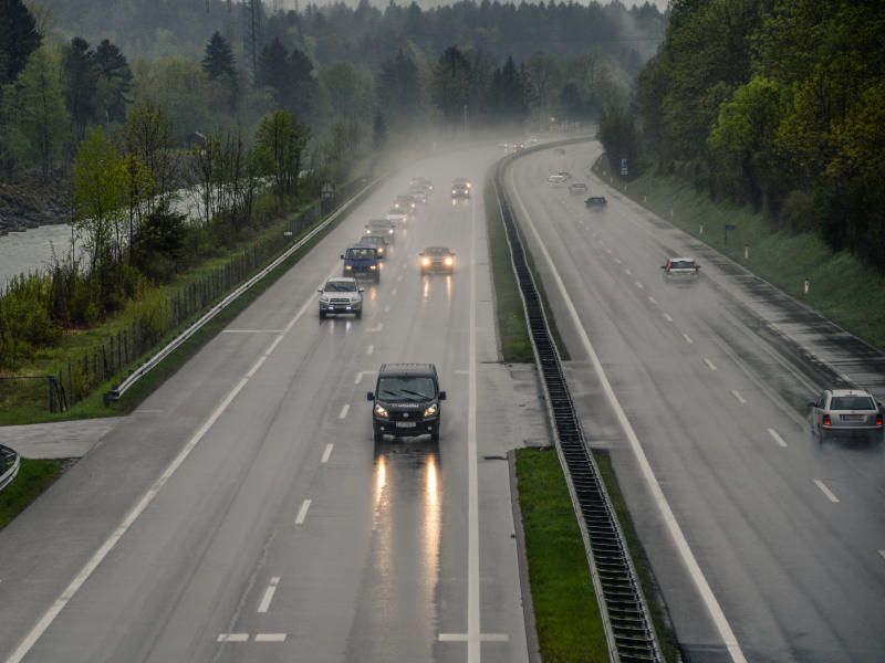 Schleuderunfall auf der A14 endet glimpflich