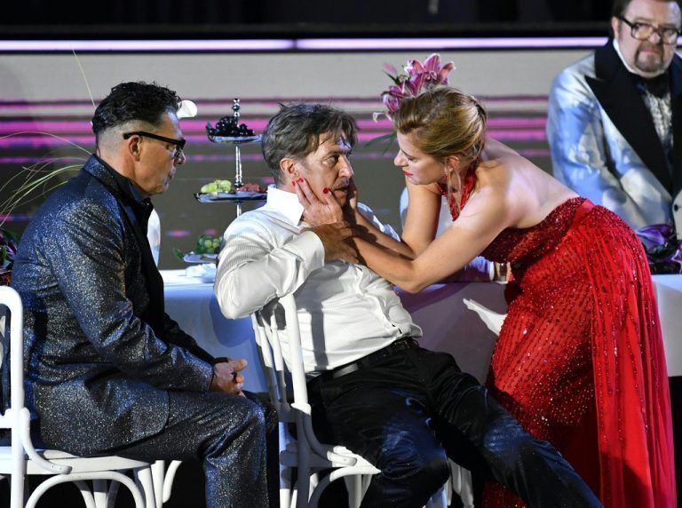 Gregor Bloeb als guter Gesell, Tobias Moretti als Jedermann und Caroline Peters als starke Buhlschaft im „Jedermann“ von Hugo von Hofmannsthal in Salzburg. APA