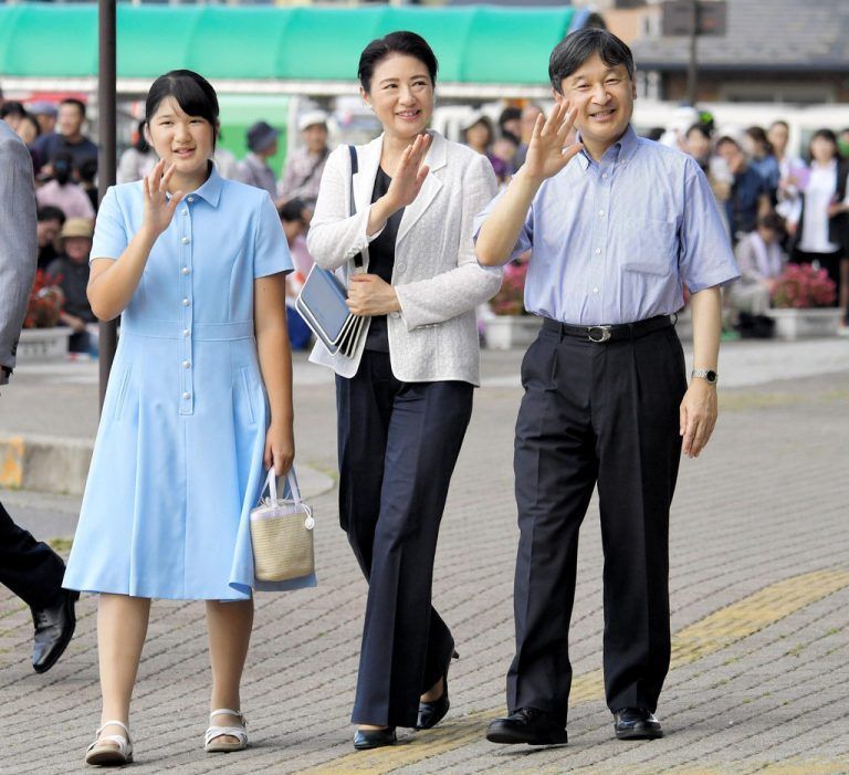 Kaiser Naruhito, Kaiserin Masako und Kronprinzessin Aiko (links) winken in Nasushiobara, Präfektur Tochigi, den Passanten.AP