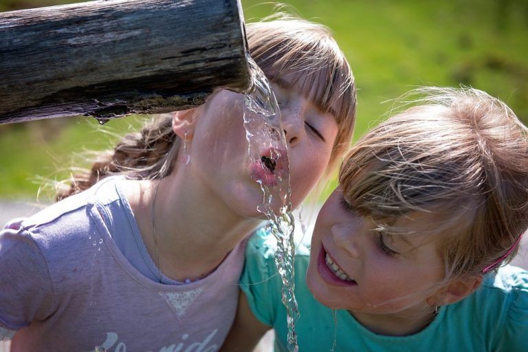 „Kindern und Jugendlichen wird empfohlen, mindestens einen bis 1,5 Liter Wasser pro Tag zu trinken“, sagt Jutta Mittermair. Gasteiner