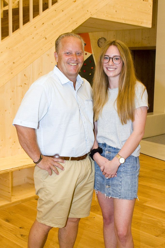 Komplexverwalter Helmut Schlachter und Chiara.