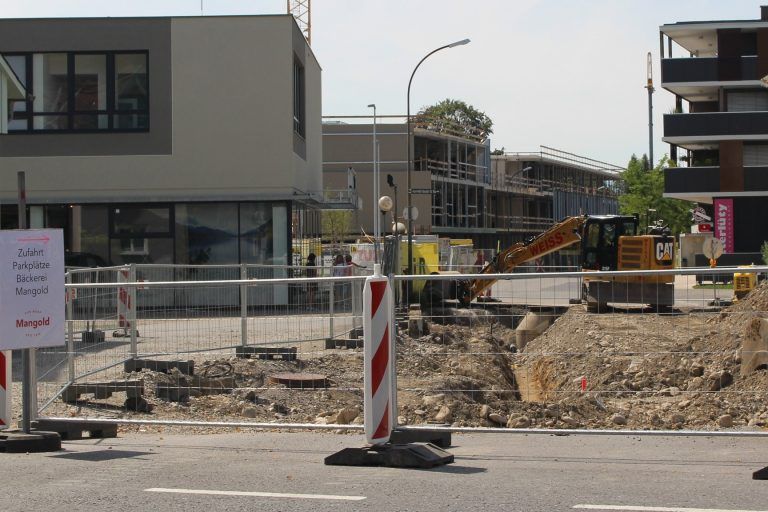 Hinter Bauzäunen und Baumaschinen werden die Konturen des „neuen“ XXXLutz in Lauterach immer deutlicher sichtbar. STP
