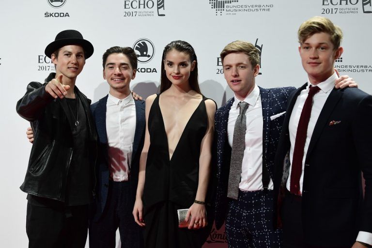 (L-R) Tim Oliver Schultz, Ivo Kortlang, Luise Befort, Timur Bartels and Damian Hardung arrive for the 2017 Echo Music Awards in Berlin, on April 6, 2017. / AFP PHOTO / Tobias SCHWARZ