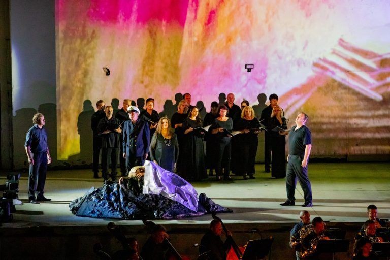 Michael Heim (r.) als Erik in einer Aufführung der Wagner-Oper „Der Fliegende Holländer“ in einer Arena im tschechischen Mikulov. G. Görlich-Fletzberger