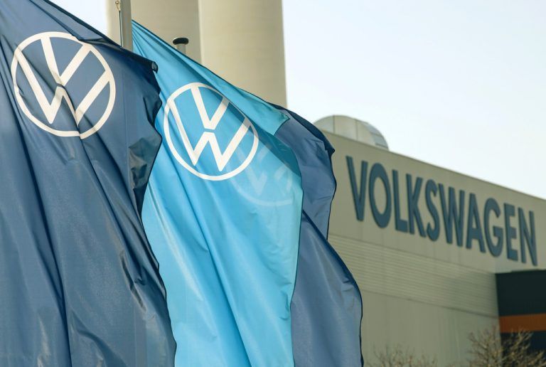 Minus bei Volkswagen beschert auch der Dachgesellschaft Porsche SE rote Zahlen.AP