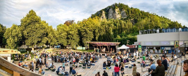 Die Holzterrasse im Feldkicher Reichenfeld-Areal wird nicht nur für Konzerte genutzt, auch das Literarische kommt nicht zu kurz. Poolbar/Eva Sutter