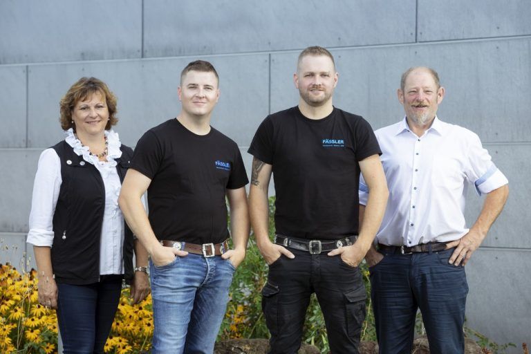 Pünktlich zum 25-jährigen Jubiläum übernehmen Ralf (Mitte links) und Gerald Fässler (M.r.) das Installationsunternehmen von Karin und Wolfgang Fässler. lisa mathis