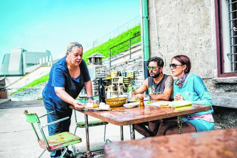 Tradition am Monte Generoso: Formaggini-Königin Marisa Clericetti beim Bewirten der Gäste. Schweiz Tourismus/Ivo Scholz