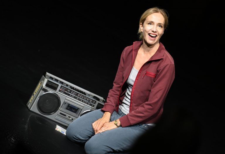 Ursina Lardi in Milo Raus Dokutheaterstück „Everywoman“. APA