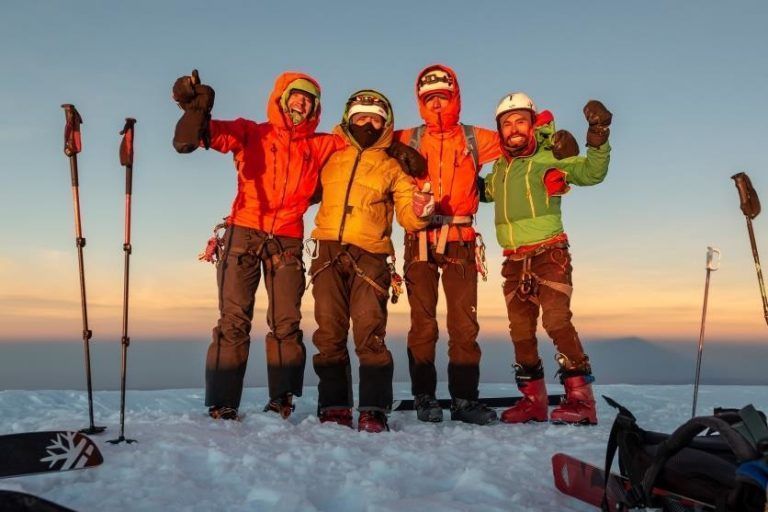 V-shorts
            Die v-shorts sind Kurzfilme mit Vorarlberg-Bezug. Heuer wird der Preisträger in dieser Kategorie zum ersten Mal ausschließlich vom Publikum bestimmt! In „6425²ZERO“ nimmt uns Stefan Fritsche auf eine ungewöhnliche Tagesreise mit, die auf dem Gipfel des Nevado Coropuna in Peru beginnt und uns bis zur Pazifikküste führt.