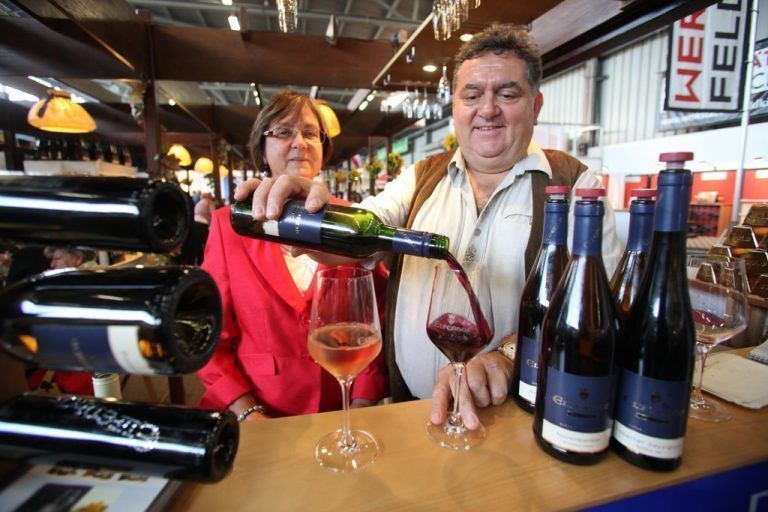 Verkosten kann man an den vielen Getränke- und Lebensmittelständen natürlich trotzdem. Nur bis zum Stand herrscht Maskenpflicht -auch im Zelt.