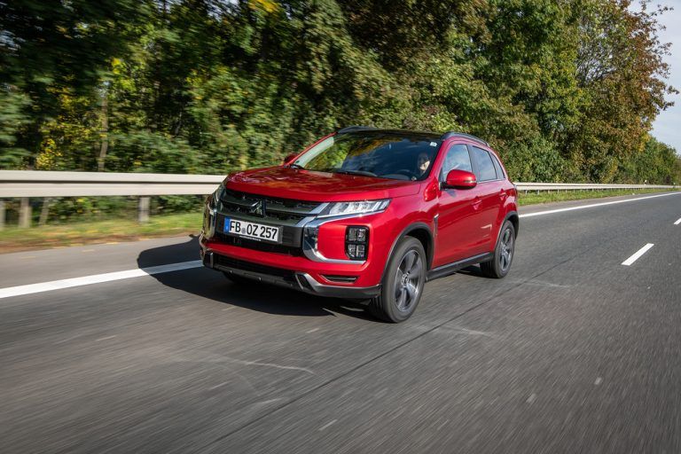 Viel Chrom integriert den Mitsubishi ASX in die aktuelle Designsprache der Drei-Diamanten-Marke. Das Antriebsportfolio ist auf einen Benziner reduziert.