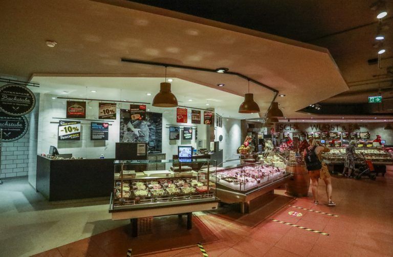 Viel Platz und Angebot an den Bedientheken.