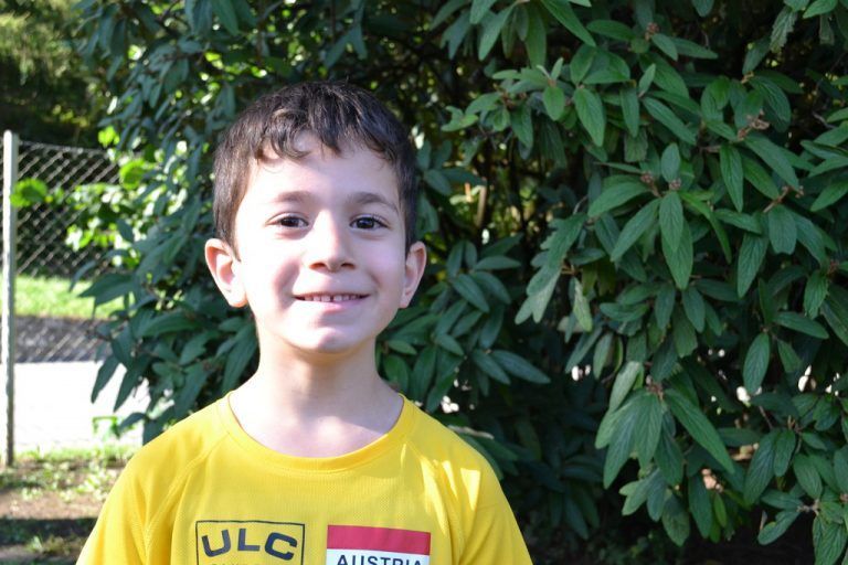 Wenn es heiß ist, machen wir Spiele mit Wasser. Das mag ich besonders gerne. Und ich renne auch gerne. Ich komme immer mit meiner Schwester Reyhan und freue mich schon die ganze Woche auf das Training. Frank Yigit, 7 Jahre, Bings