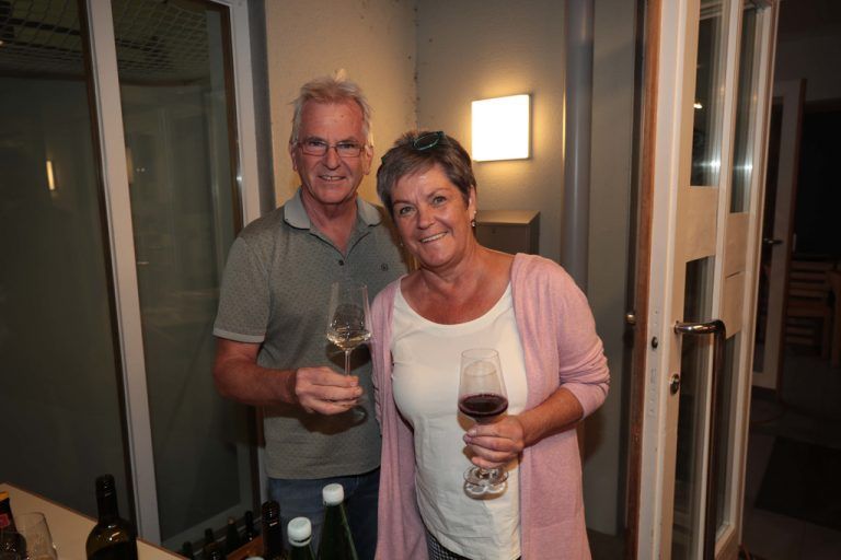 Winzer Robert Gohm und Almud hatten edle Tropfen mitgebracht.