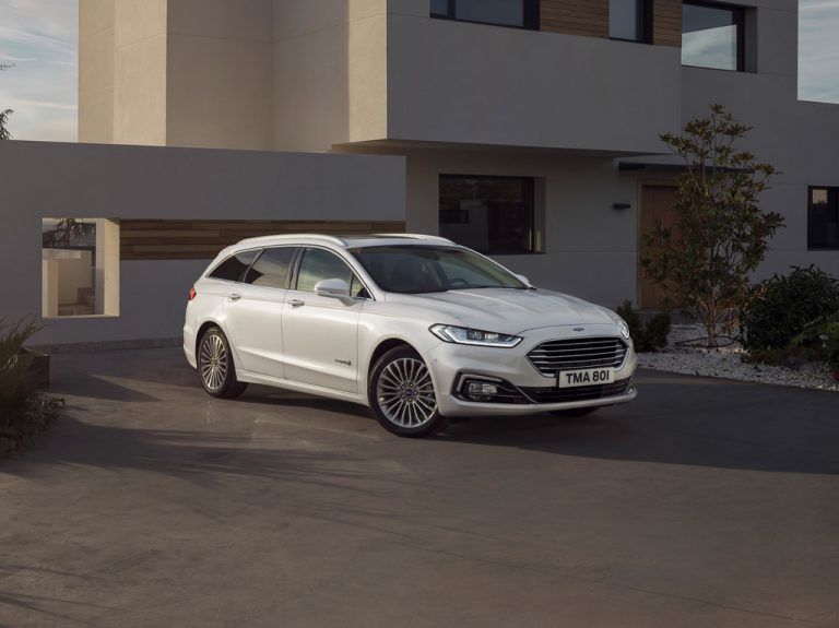 Zur optischen Auffrischung addierte Ford im Mondeo ein technisches Update. Auch die Hybrid-Versionen sind mit der Top-Ausstattung