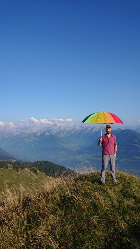 Der wandernde Regenbogen-Mann