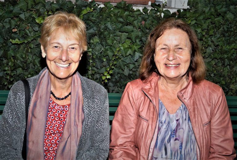 Christiane Blaschek und Anni Degasper interessierte die Thematik von „Für immer die Alpen“.