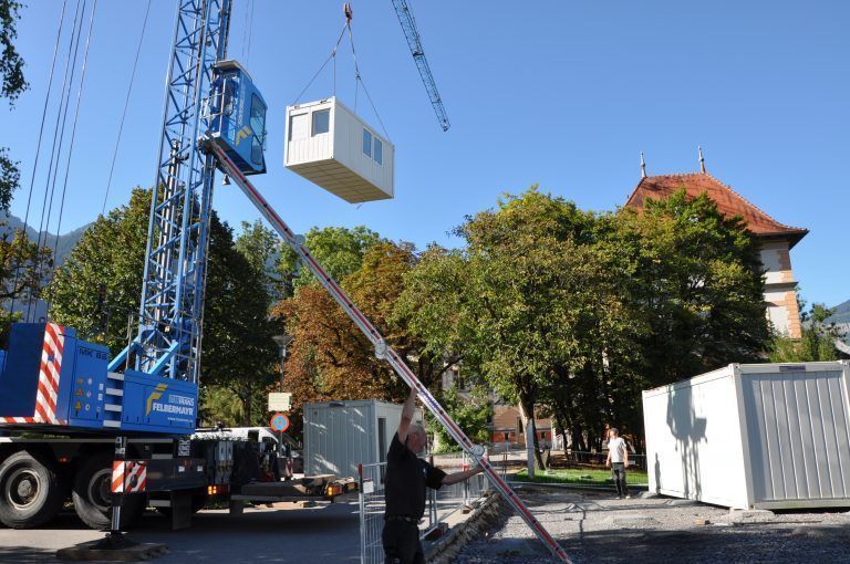 Mittels Telekran wurden die Container an den neuen Standort gehievt.