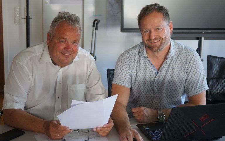 Bürgermeister Karl Wutschitz (links) freut sich über die vielen Vorzugsstimmen, die er erhalten hat. <span class="copyright">Gemeinde Sulz</span>