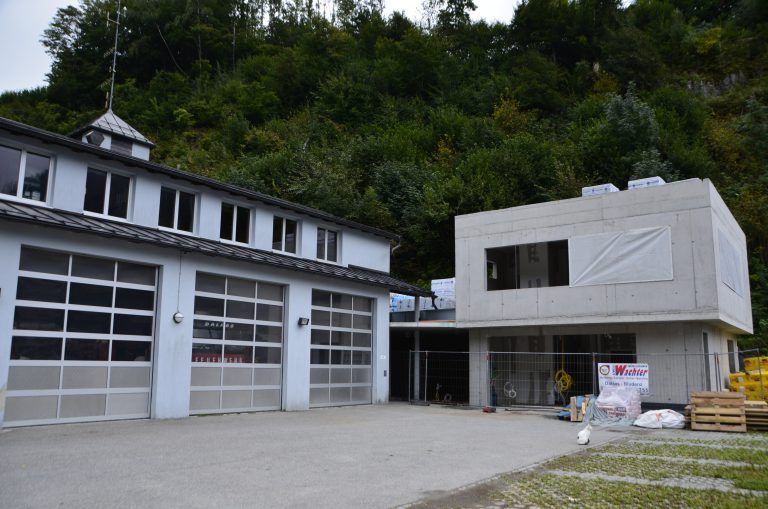 Über die Wintermonate erfolgt der Innenausbau beim Erweiterungsbau der Feuerwehr- und Bergrettungszentrale in Dalaas. <span class="copyright">dob</span>