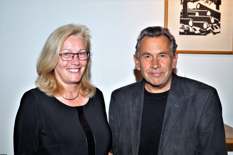 Hoteldirektorin Susanne Denk und Russ-Preis-Träger Hubert Dragaschnig.