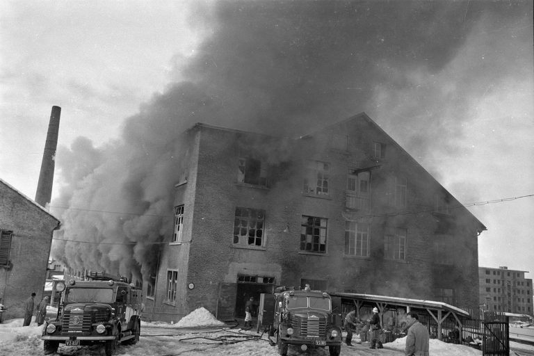 Die starken Massivdecken verhinderten ein Übergreifen des Feuers auf den oberen Stock sowie das Erd- bzw. Kellergeschoß, wo hochentzündliche Nitrolacke lagerten.