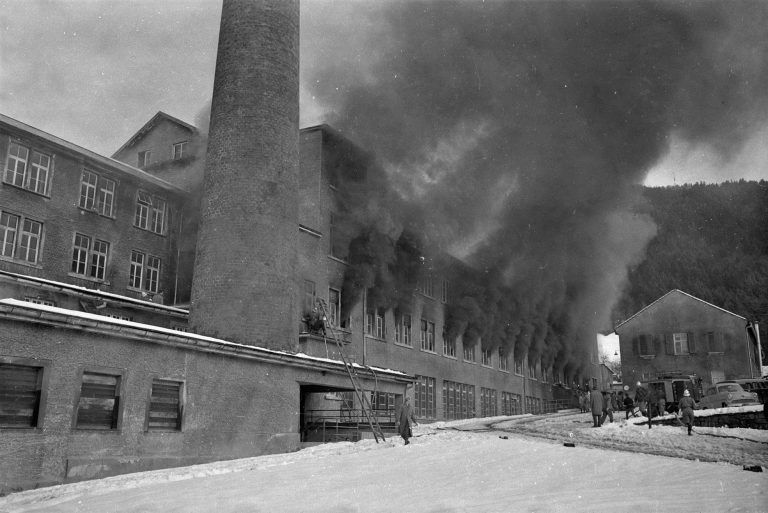 Beim Eintreffen der ersten Feuerwehr stiegen dicke Rauchfahnen aus den Fenstern der Lagerhalle. Durch eine Detonation waren alle Fensterrahmen ins Freie gefallen.