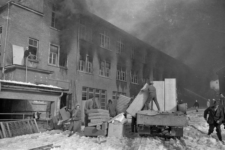 Die Mitarbeiter der verschiedenen Firmen versuchten so viel Inventar und Mobiliar wie möglich in Sicherheit zu bringen.<span class="copyright">Oskar Spang, Stadtarchiv Bregenz</span>