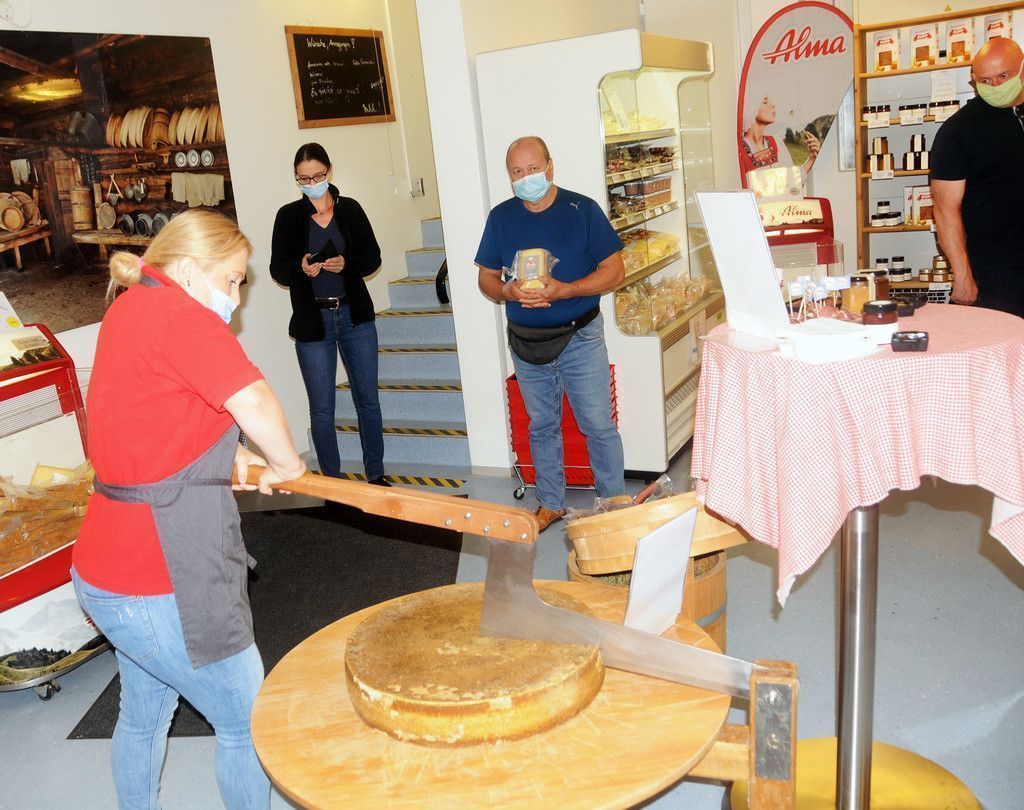 Alpkäseanschnitt im Käslädele