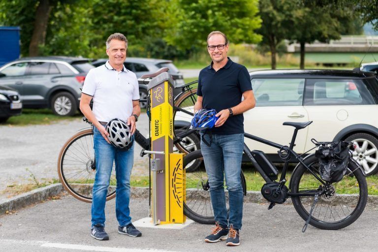 Bürgermeister Dieter Egger und ÖAMTC-Direktor Michael Kubesch freuen sich über die hohe Radler-Frequenz an der Station in den Rheinauen. ÖAMTC