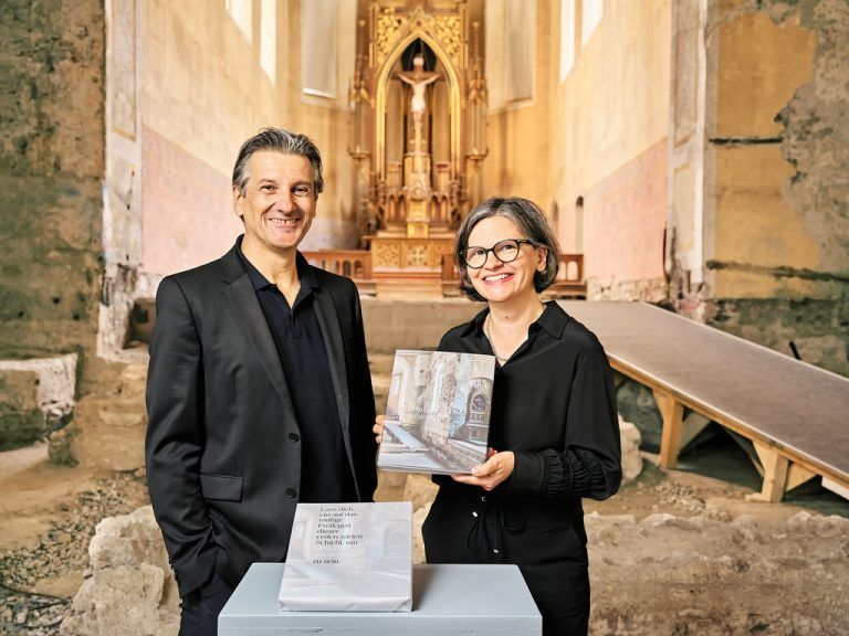 Das Herausgeber-Duo Arno Egger und Karin Guldenschuh präsentierte in der Johanniterkirche das neue Buch „Dem Ort auf der Spur“.Johanniterkirche